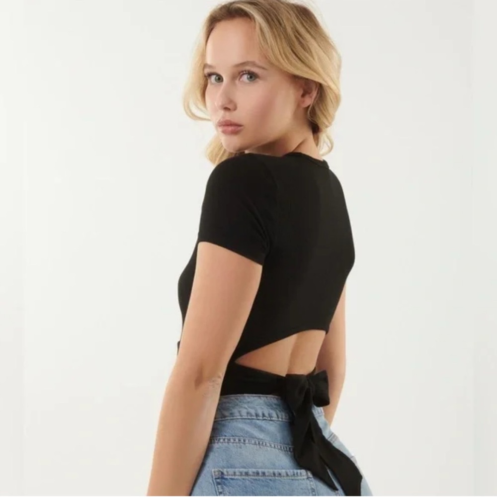 Garage Women’s Ribbed Black Tie-Back Short Sleeve Top. Size Small